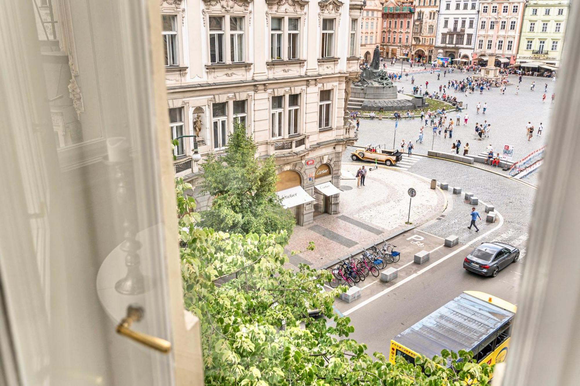 The Old Town Square & Parizska Daire *
